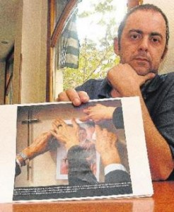 Emilio Silva with an image of his grandfather. (Photo courtesy of Jordi Carreño, jordicarreno.wordpress.com)
