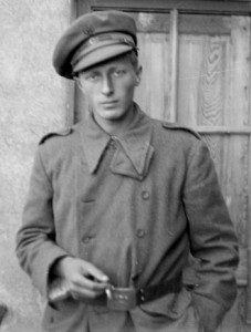 George Watt in Spain. (The 15th International Brigade Photographic Unit Photograph Collection; ALBA Photo 011; ALBA Photo number:11_0186s. Tamiment Library/Robert F. Wagner Labor Archives.)