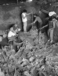 Members of EAAF exhuming a mass grave at San Vicente Cemetery in Córdoba, Córdoba Province, Argentina in February 2003. Photo: EAAF.