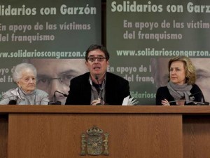 Luis García Montero (center) with Concha Carretero and Azucena Rodríguez at the presentation of the campaign "Solidarity with Judge Garzón" in 2011. Photo Reyes Sedano.