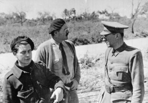 Joris Ivens and Ernest Hemingway with Ludwig Renn, commander of the Thälmann Battalion. Photo Bundesarchiv.