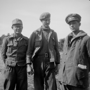 Carl Geiser (l.), Philip Detro and Captain Leonard Lamb. (Tamiment Library, NYU, 15th IB Photo Collection, Photo # 11-0714)