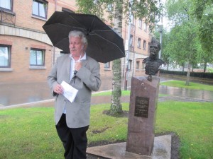 After the program, participants laid a wreath at the monument to the Brigades at Writer’s Square. IBMT Ireland Secretary Manus O’Riordan sang a poem by Wilfred Owen which was set to music.