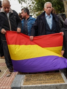 Unveiling of a commemorative plaque at the site of the 2000 exhumation in Priaranza del Bierzo, Oct. 2010. Photo Oscar Rodríguez