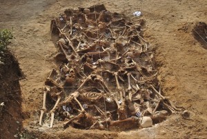 One of the mass graves discovered in an excavation from July–August of 2014 at Estépar (Burgos). The grave contains twenty-six republicans who were killed by nationalists in August-September 1936. Photo Mario Modesto Mata. CC BY-SA 4.0.