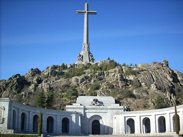 640px-Valle_de_los_caidos_by_forcy-cruz_y_basilica