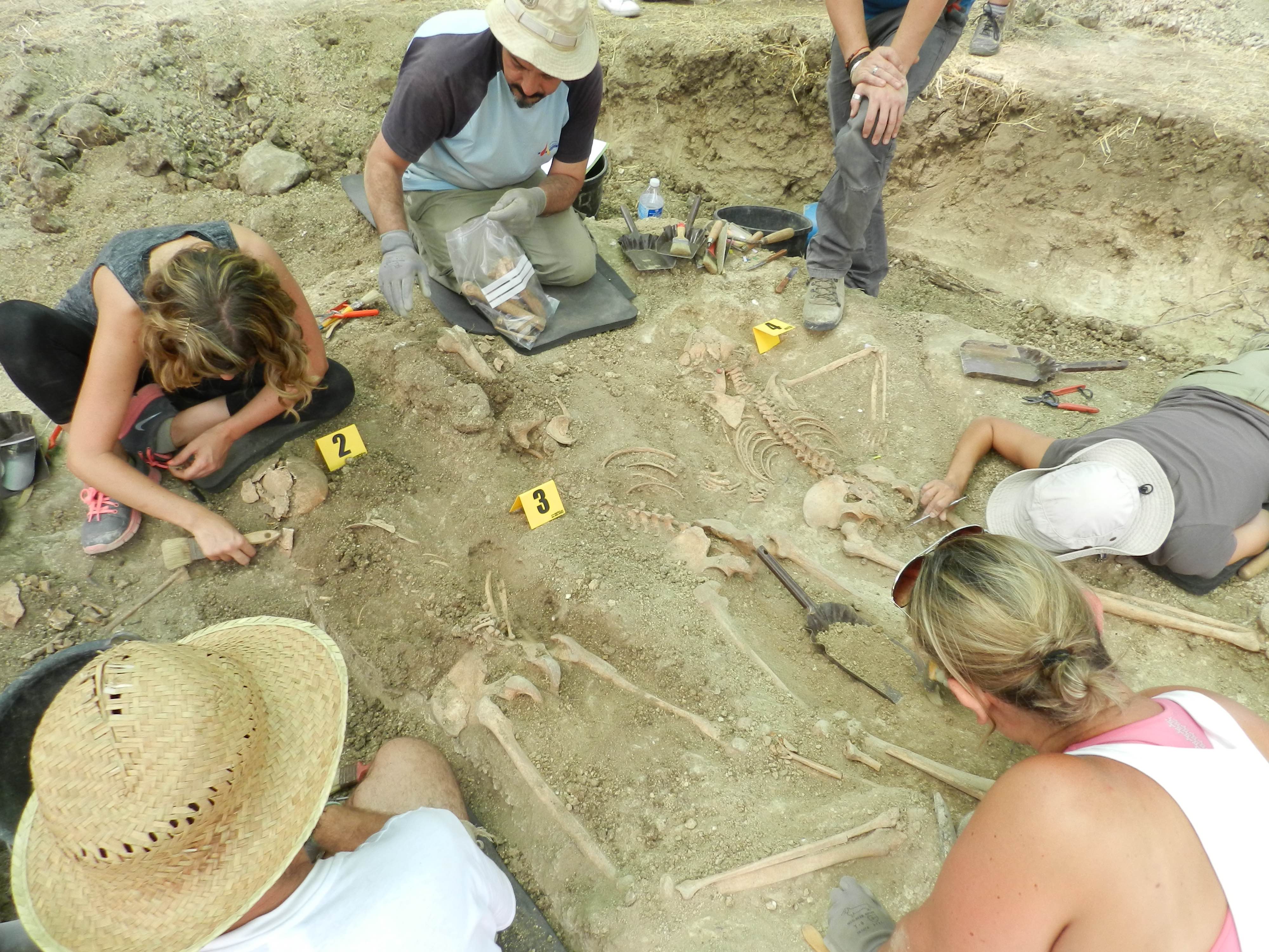 Images from the exhumation of a mass grave in Alcalá del Valle-El Baldío (Cádiz, Spain), with the remains of four civilians—two men and two women— killed in September 1936. One of women was 7-months pregnant. The exhumation of the grave, in the summer of 2015, by volunteers of the Association for the Recovery of Historical Memory (ARMH), was made possible thanks to the 2015 ALBA/Puffin Award.