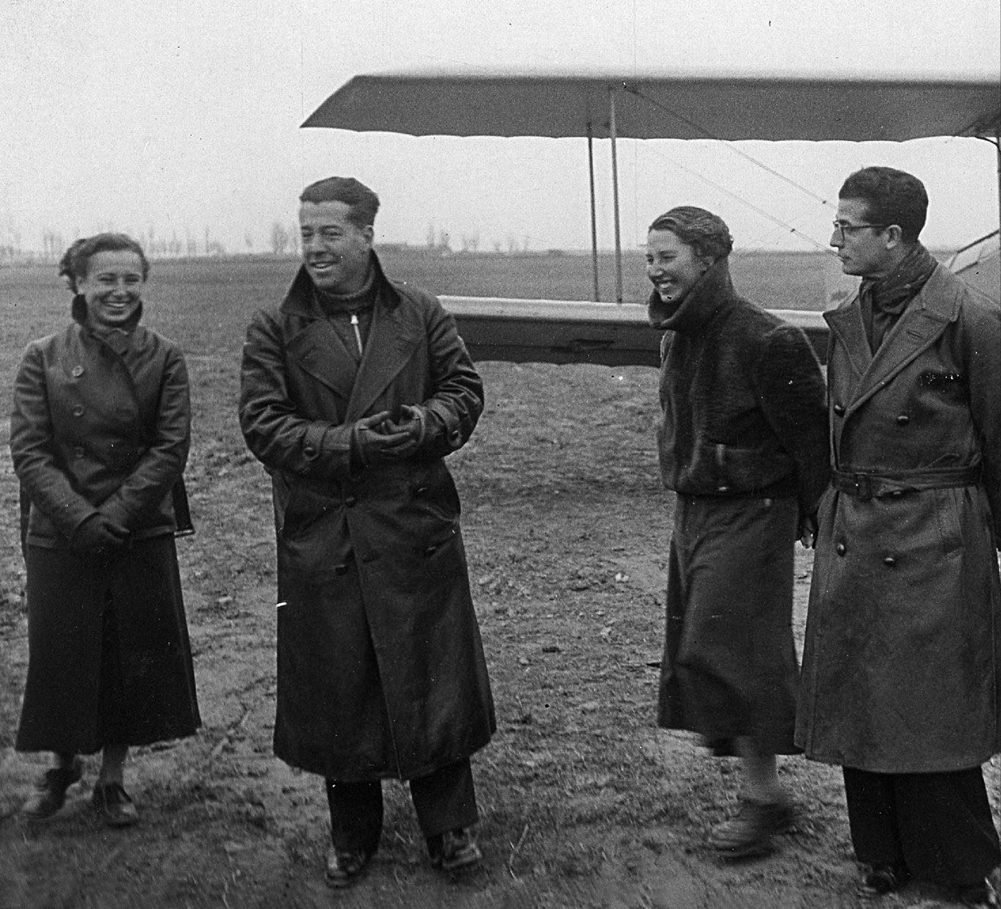 From left to right: Dolors Vives, Dolors Vives, Josep Canudas, Mari Pepa Colomer and Adolf Azoy. Carreras-Colomer Archive.