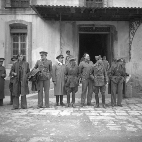 Ernest Hemingway with other American visitors to 15th International Brigade, Dec. 1937. (Tamiment Library, NYU, 15th IB Photo Collection, Photo #11_1352)