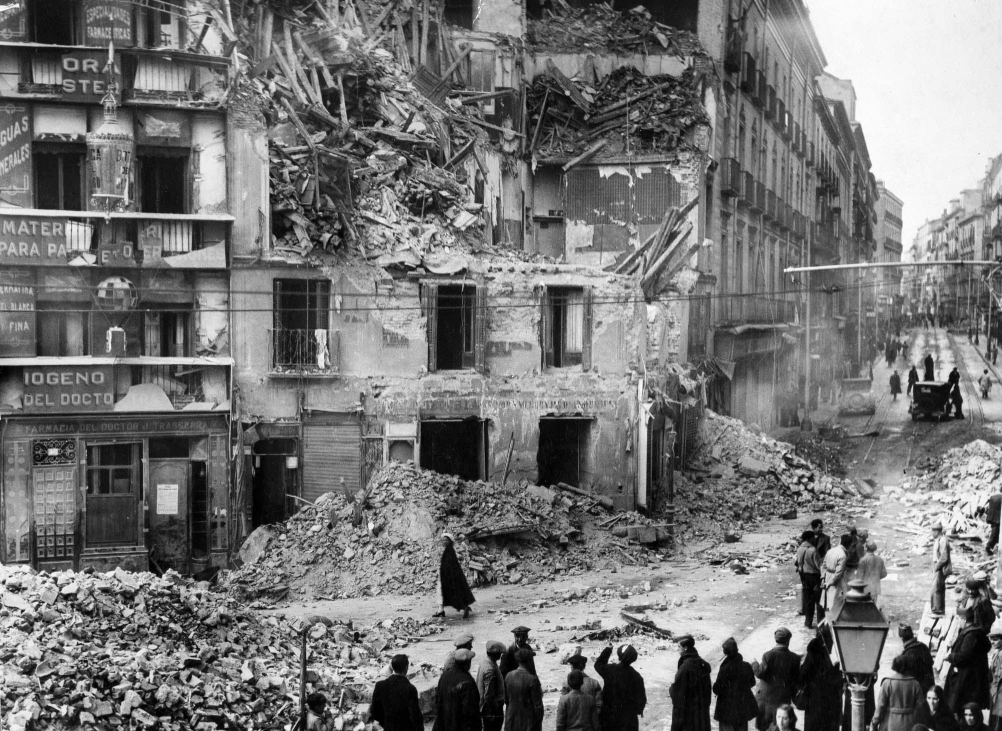 Noctural bombing at the Plaza Antón Martín, Madrid. Winter 1936. Photo Juan Miguel Pando Barrero. Museo Reina Sofïa, Madrid.