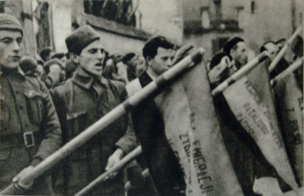 Dombrowski Batallion swearing allegiance to the Republic before the withdrawal of the International Brigades, 1938. Photo Zofia Szleyen. Public domain.