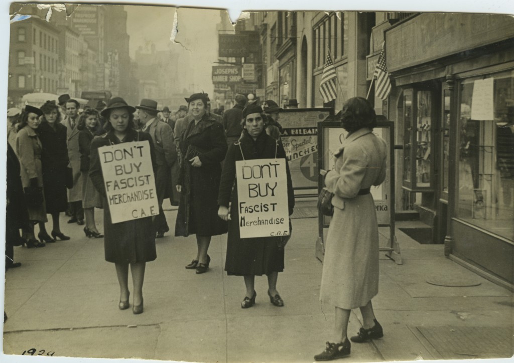 Spanish women picketing Casa Moneo, the Spanish grocery store on West 14th Street, in the heart of Little Spain. Courtesy of the Cividanes family of New York.