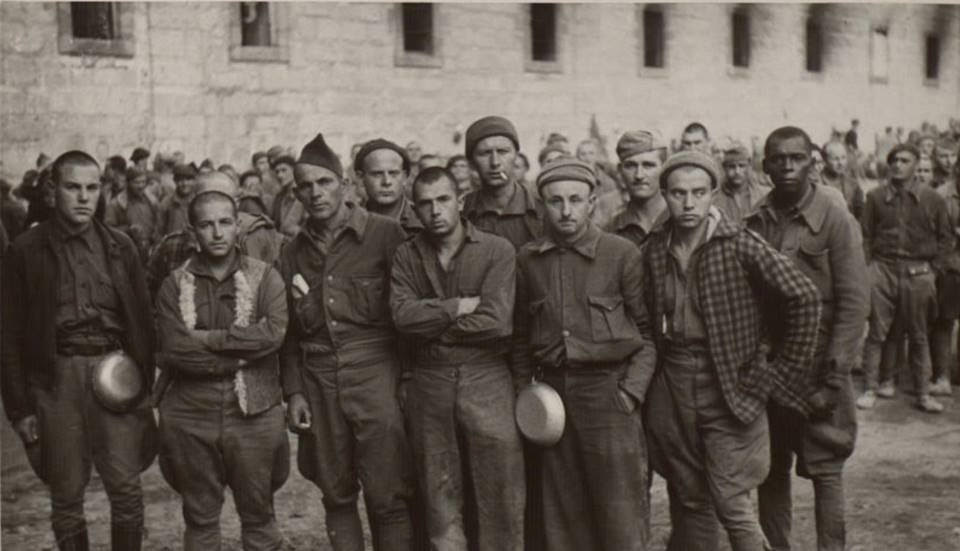 Campo de concentración de San Pedro de Cardeña, Burgos Prisioneros republicanos de las Brigadas Internacionales. Biblioteca Nacional de España. CC-BY-NC-SA 4.0