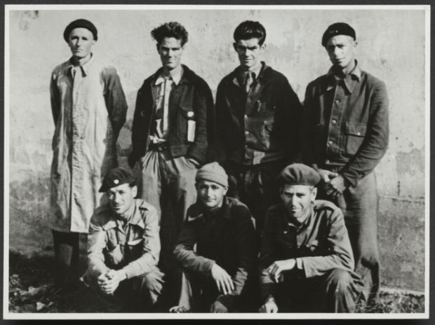 Waiting to return home from Spain in October 1938 are New Zealanders Bert Bryan (front centre) and William “Murn” MacDonald (back, third from left) with Australian International Brigaders. Alexander Turnbull Library