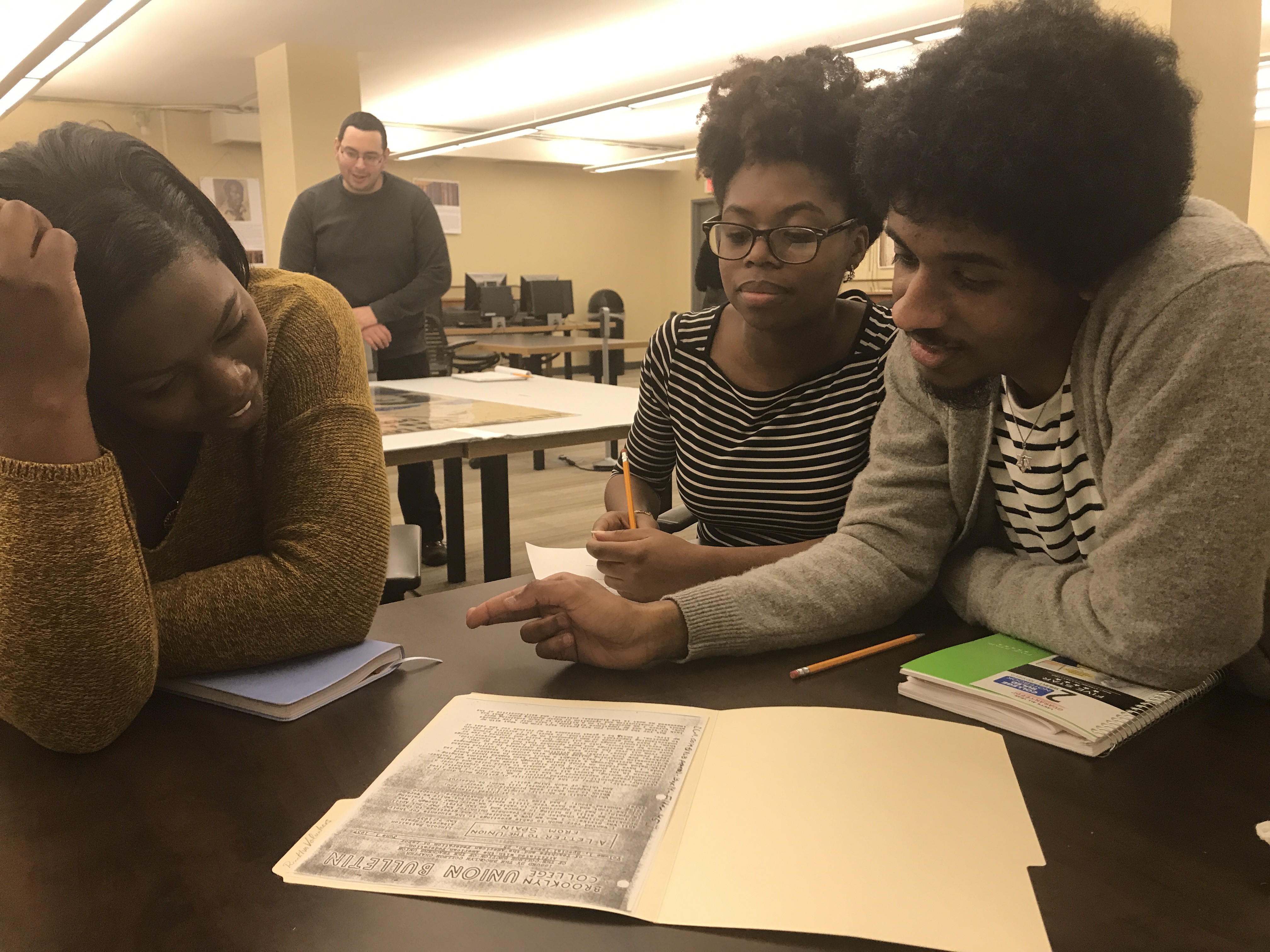 Hunter College students research the ALBA Collection at the Tamiment Library (NYU), April 2018. Photo María Hernández Ojeda.