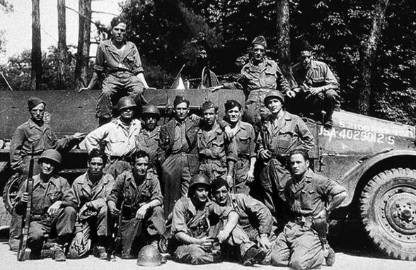 The crew of the halftrack "Guadalajara Nº 2" & others in Paris shortly after the liberation. Archivo Histórico del Partido Comunista de España.